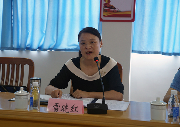 会上,副县长雷晓红代表县委,县政府对专家组不惧炎热,风尘仆仆参加县