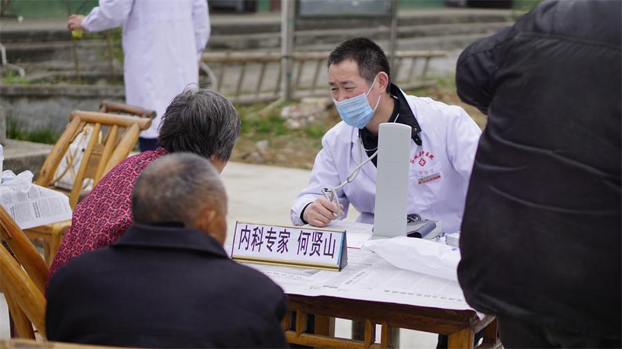 热烈祝贺我院心内科主任何贤山荣获第四届谷城 优秀专业技术人才 称号 谷城县中医医院